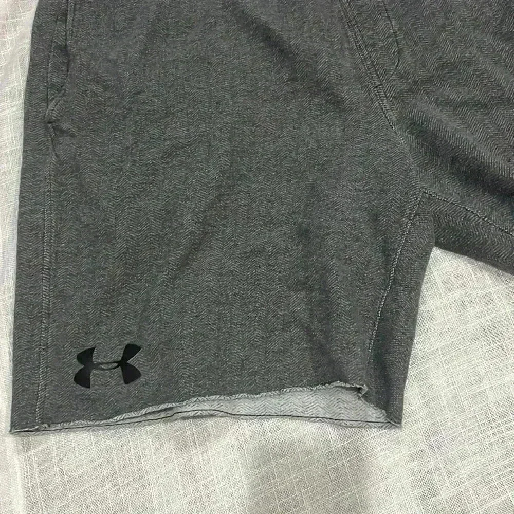 UNDER ARMOUR BIG & TALL GRAY SHORTS